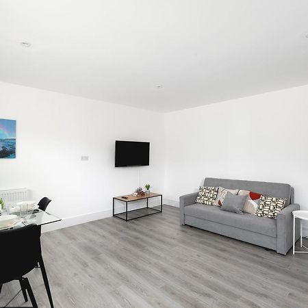 Cozy Apartments With King Size Beds Near Enfield Town & Chase Farm Train Stations With Wifi And Parking Exterior photo