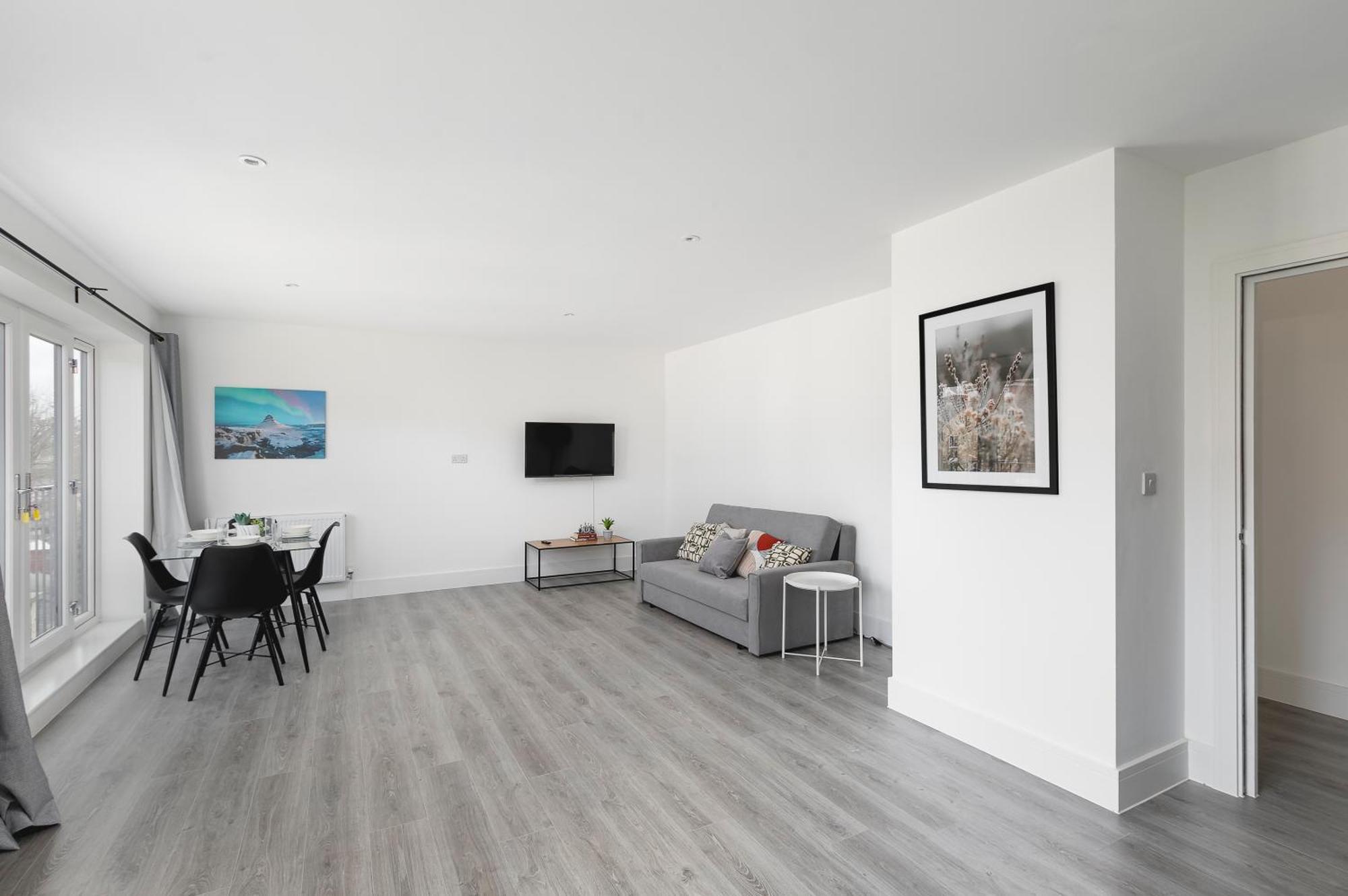 Cozy Apartments With King Size Beds Near Enfield Town & Chase Farm Train Stations With Wifi And Parking Exterior photo