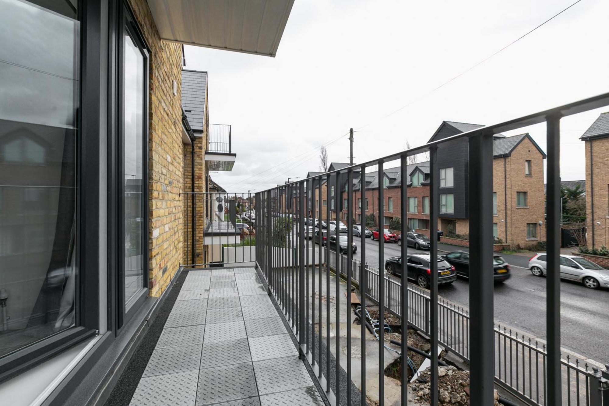 Cozy Apartments With King Size Beds Near Enfield Town & Chase Farm Train Stations With Wifi And Parking Exterior photo